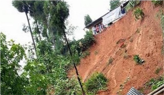 पहिरो जाँदा ओखलढुङ्गामा एकै घरका तीन जनाको मृत्यु, एक जना बेपत्ता