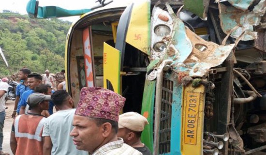 भारतीय बस धादिङमा दुर्घटना हुँदा एक जनाको मृत्यु