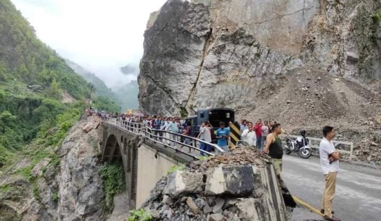 मुग्लिनमा पटकपटक पहिराे खसेपछि गन्तब्यमा हिंडेका यात्रुहरु अलपत्र