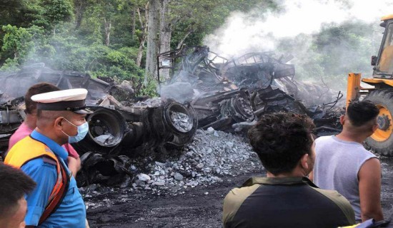 मकवानपुरमा दुई ट्रक ठोक्किएर आगलागी हुँदा तीनजनाको मृत्यु