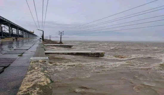 बस र ट्रक एकआपसमा ठोक्किदा कोसी ब्यारेज नदीमा खसेर ट्रक बेपता