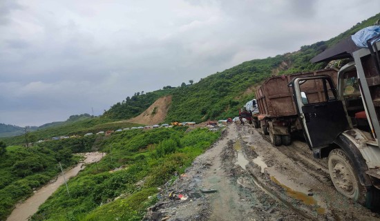 स्थानीयको अवरोधका बीच काठमाडौंको फोहोर बञ्चरेडाँडा लगिँदै