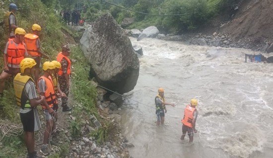 बाजुरामा खोलाले ट्याक्टर बगाउदा चालक बेपता