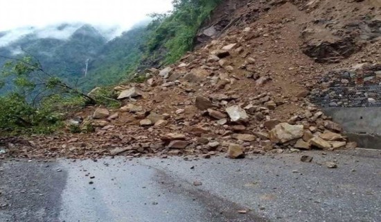 अविरल वर्षाका कारण मध्यपहाडी लोकमार्ग अवरुद्ध