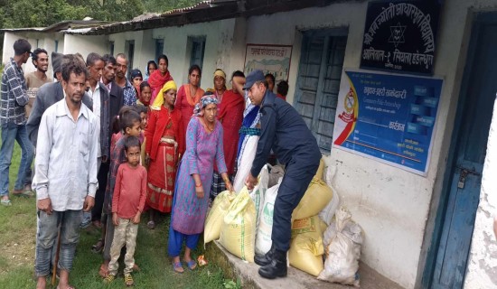 पहिरो आउने त्रासले दुई गाउँका २२ परिवारको बास विद्यालयमा