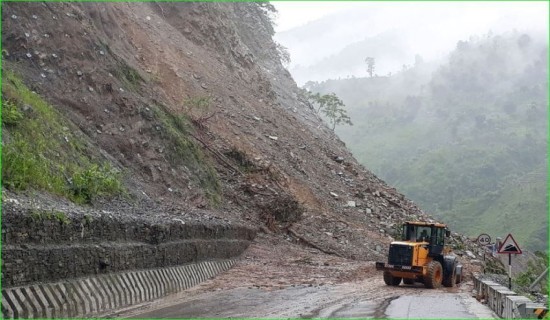 अविरल वर्षाका कारण खसेको पहिरोले १ दर्जन सडक अवरुद्ध