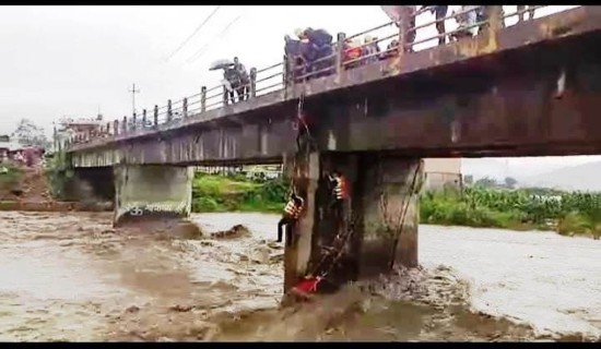 मनोहराको बाढीमा अड्किएका व्यक्तिको उद्वार गरियो