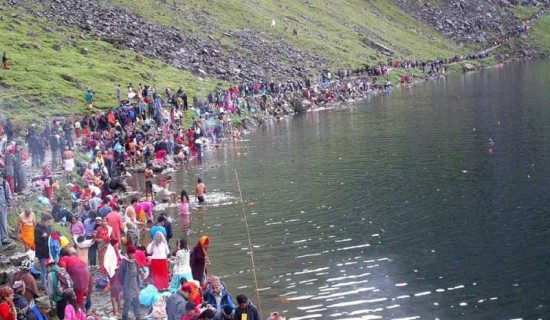 गोसाइँकुण्ड मेला स् चिकित्सक टोली तयारी अवस्थामा