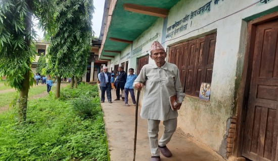 प्रेमबहादुर लट्ठी टेक्दै ९० वर्षमा कक्षा १ मा