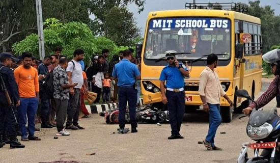 स्कुल बसको ठक्करले मोटरसाइकल चालकको मृत्यु