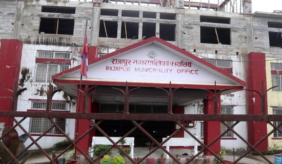 कर बढाएको विरोधमा बर्दियाको राजापुर नगरपालिकामा तालाबन्दी