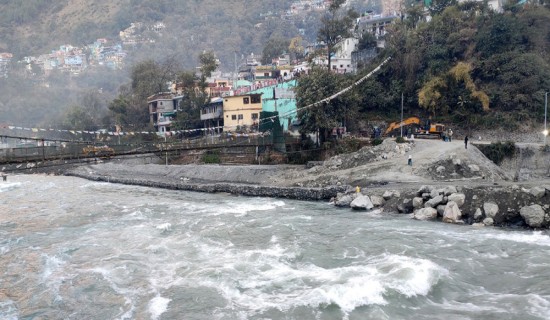 नेपाल–भारत जोड्ने झोलुङ्गे पुलबाट एक पुरूष महाकाली नदीमा हाम फाले