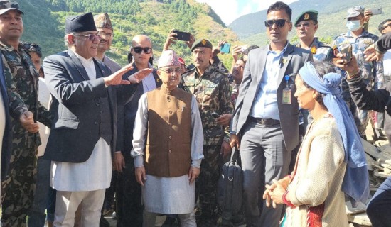 बझाङ भूकम्पबाट घर भत्किएकाहरूलाई तत्कालै ५० हजार रुपैयाँ दिने प्रधानमन्त्री प्रचण्डको घोषणा