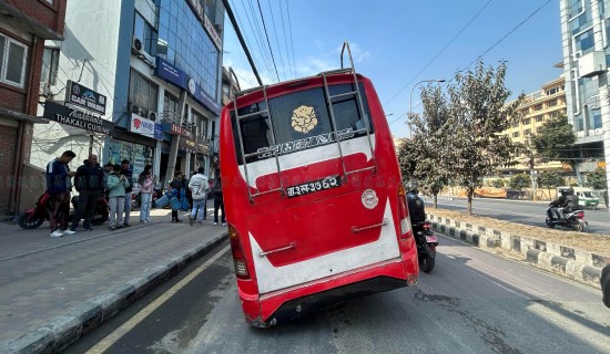 नयाँ बानेश्वरको सडक भासिदा गुड्दै गरेको बस यसरी फस्यो