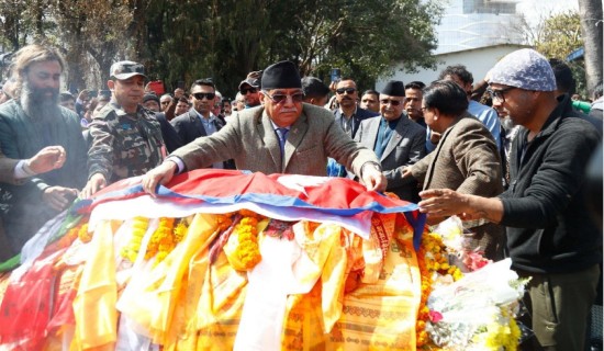 प्रधानमन्त्री प्रचण्डले ओढाए आचार्यको पार्थिव शरीरमा राष्ट्रिय झण्डा