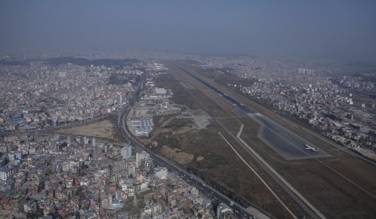 त्रिभुवन विमानस्थलको धावनमार्गमा खाल्डो देखिएपछि पौने घण्टा उडान बन्द