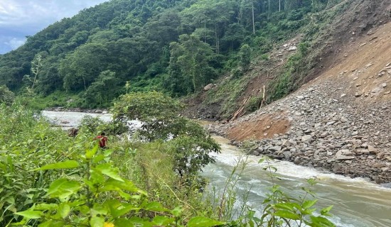 सिन्धुपाल्चोकको इन्द्रावती नदीमा पहिरो, सतर्क रहन आग्रह