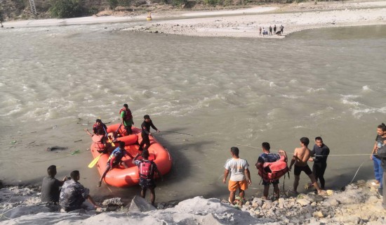 सुनकोशी नदीमा जीपसहित खसेर बेपत्ता (सीटीईभिटी) का कर्मचारीहरु अझै भेटिएन