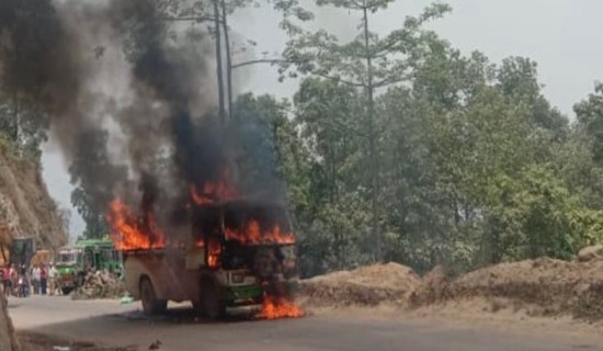 धादिङबाट काठमाडौं आँउदै गरेको बसमा आगोलागी, जलेर नष्ट