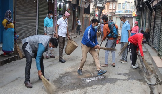 हाम्रो ठमेल सफा ठमेल’ भन्ने नाराका साथ सरसफाइमा लागे ठमेलका व्यवसायी तथा घरधनी