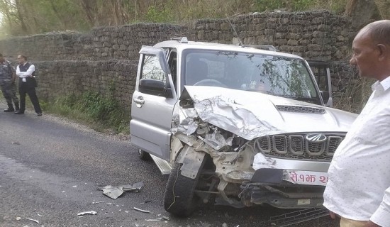 कैलालीका प्रमुख जिल्ला अधिकारी सवार गाडी दुर्घटना